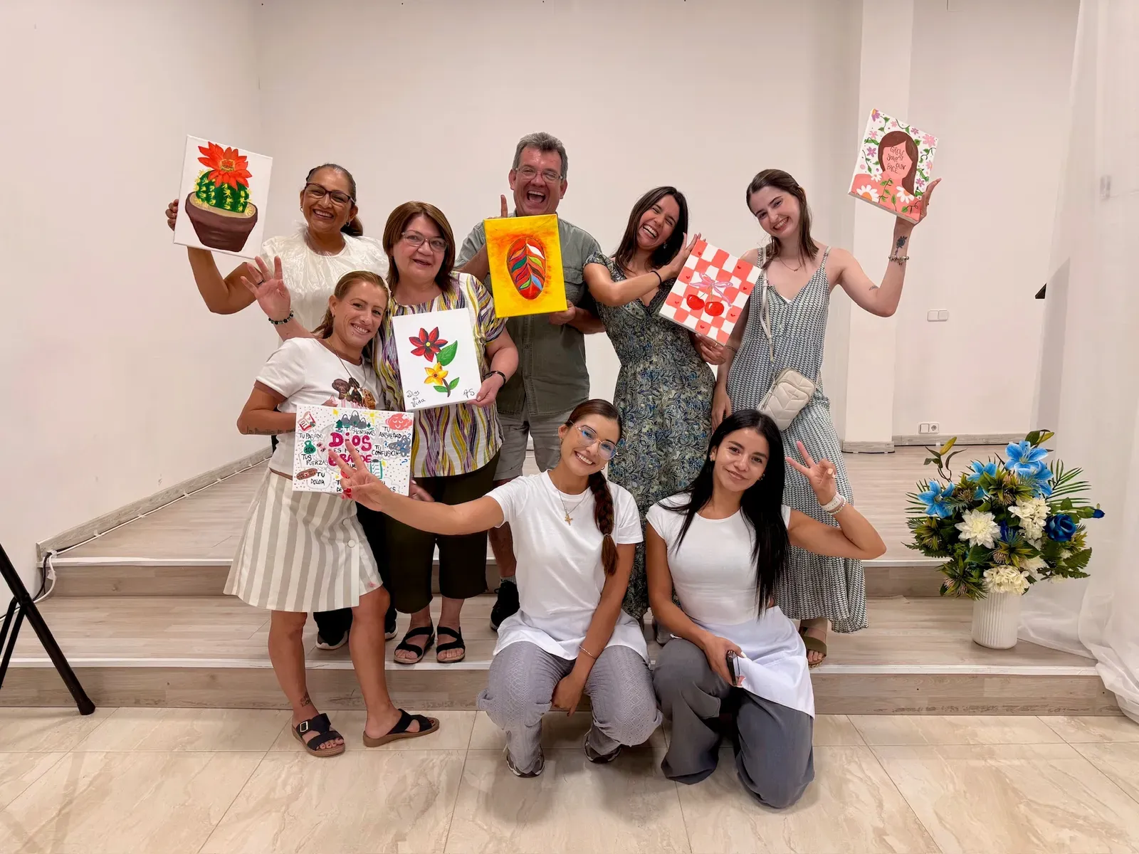 Grupo posando con sus cuadros al final de la sesión