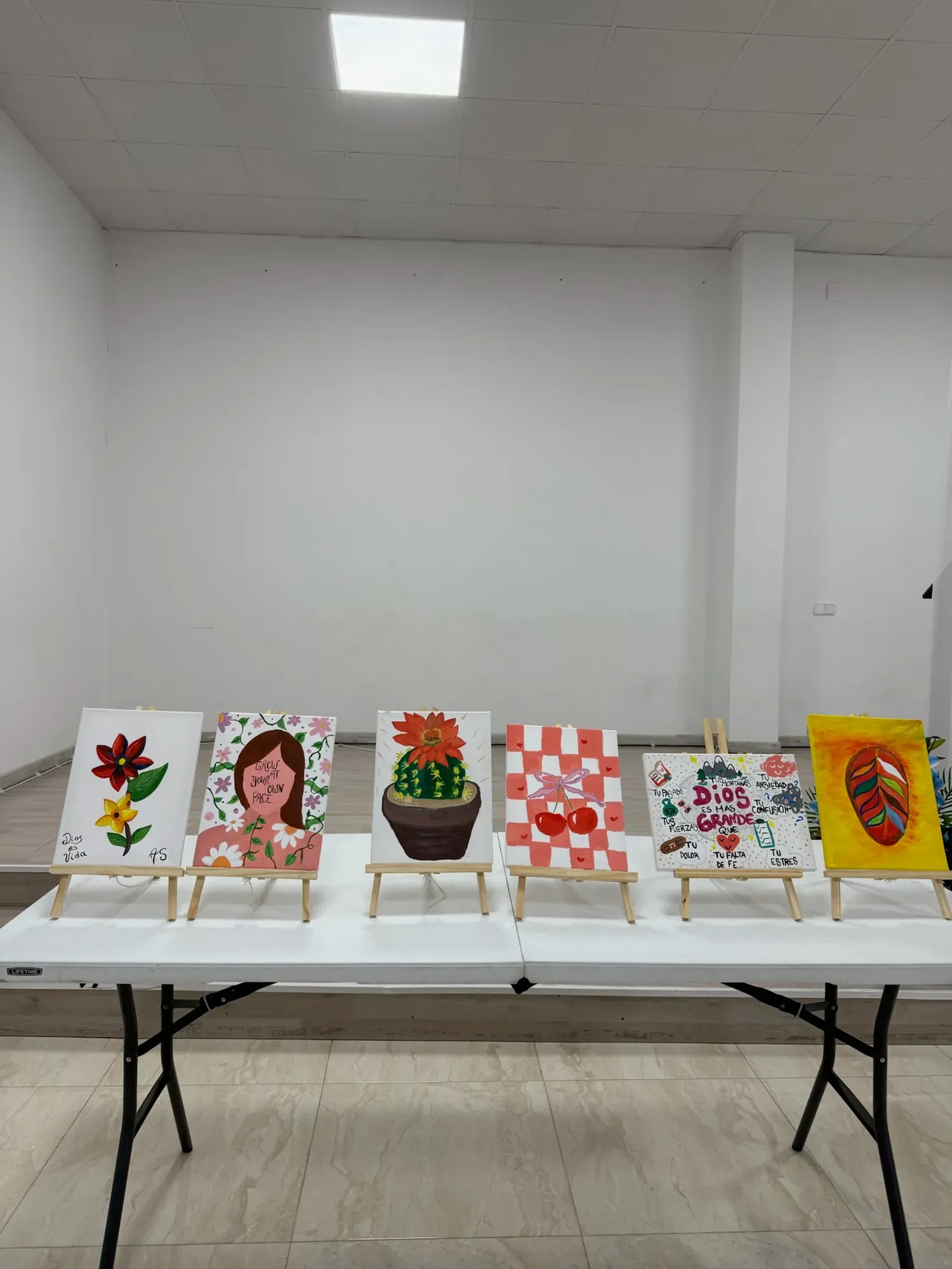 Los cuadros terminados alineados en sus caballetes