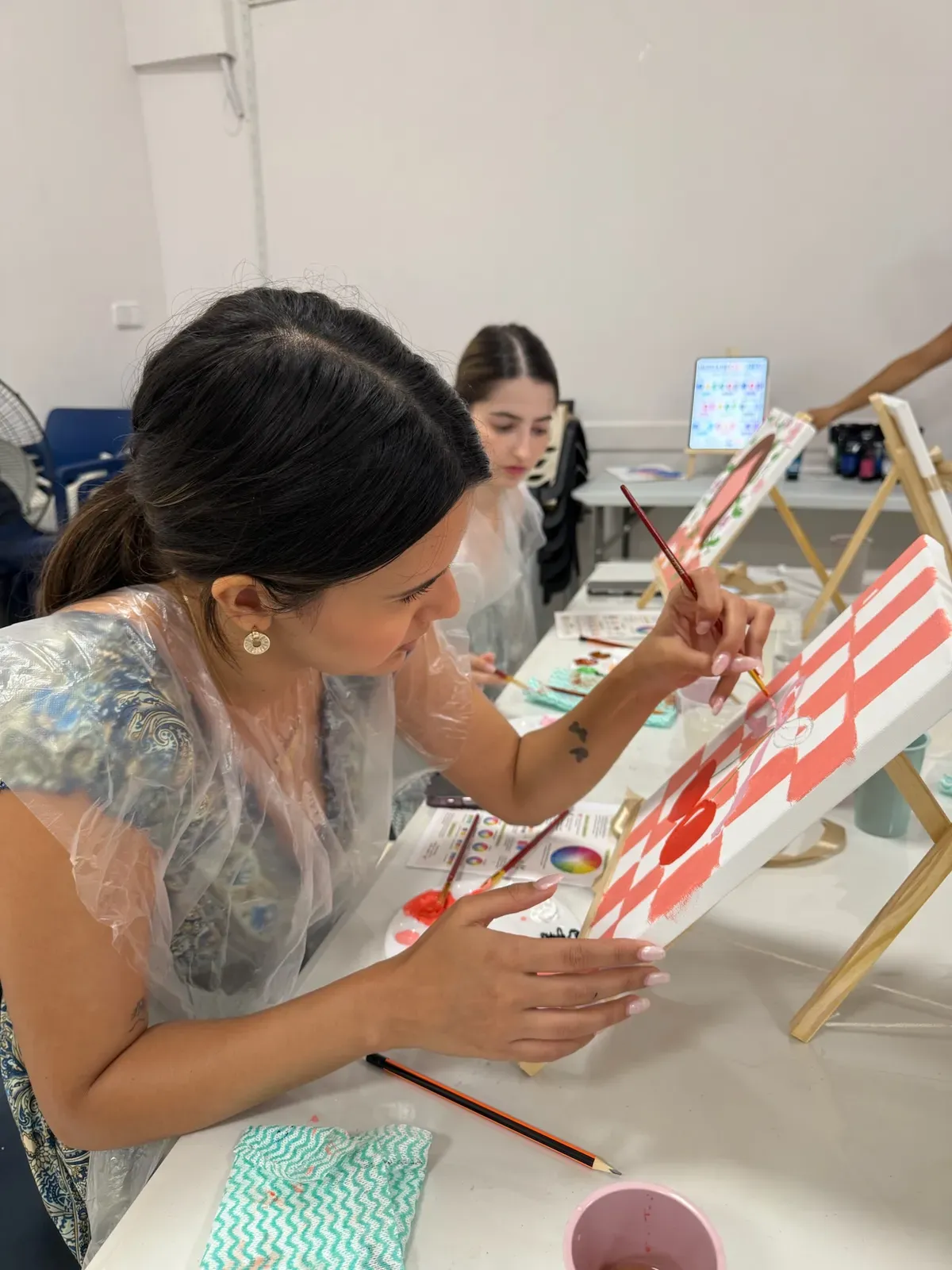 Dos personas pintando en el estudio