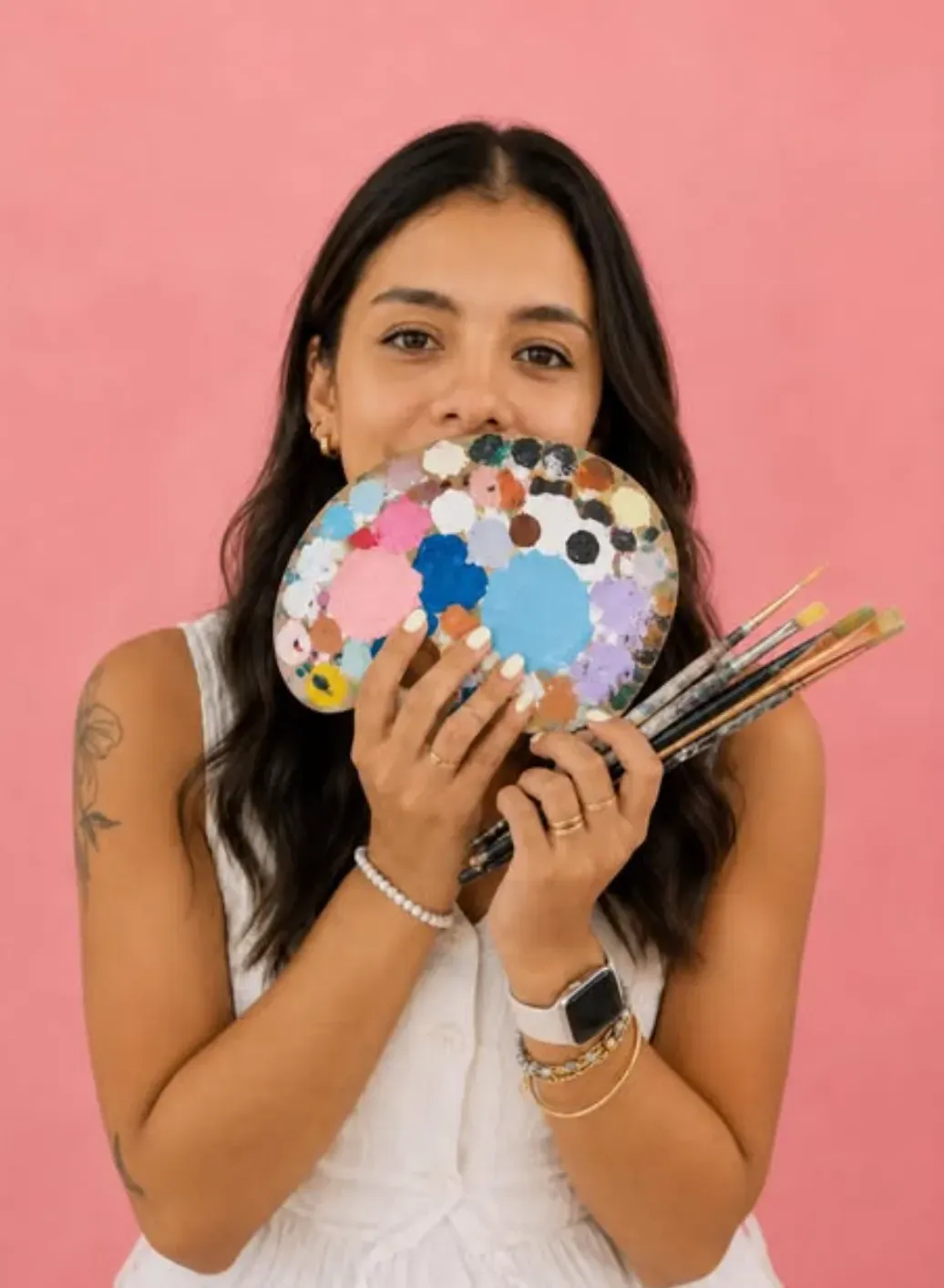 Stefanny con la paleta de pintura